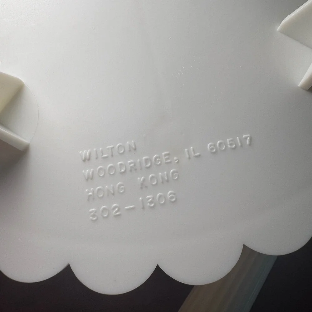 Wilton White Tiered Wedding Cake Stand 302-1306 Scalloped Plates Columns 1985